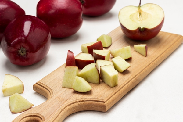 chopped apples on cutting board ripe red apples on table close up white background - Постные блинчики с карамельным яблоком