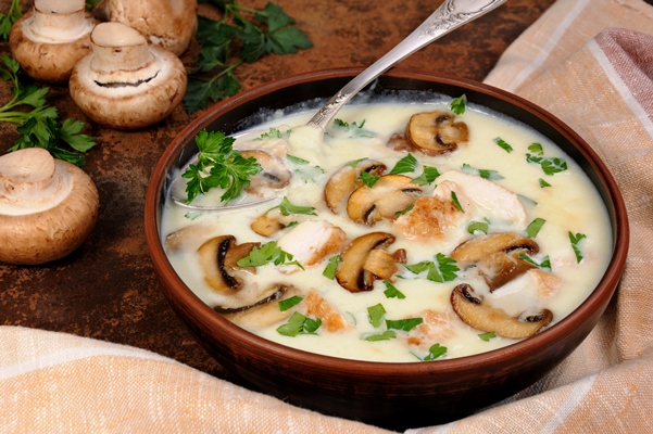delicate soup puree from champignons chicken with herbs - Постный грибной суп-пюре