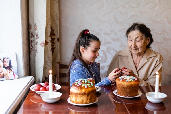 easter cake in wrinkled hands of senior woman happy easter concept greeting card - Баба муслиновая