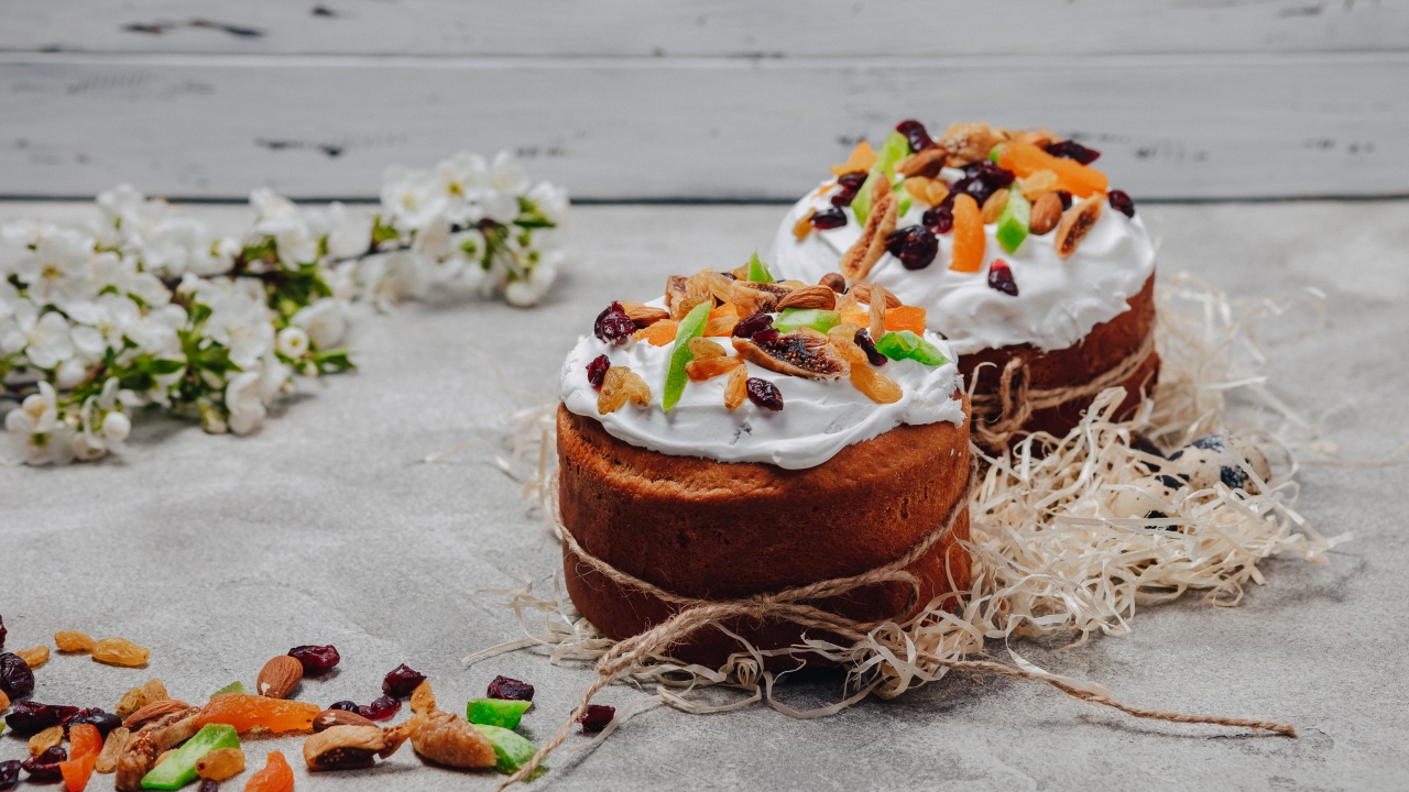 Кулич с облепиховым соком easter pastries eggs concrete background - Кулич с облепиховым соком