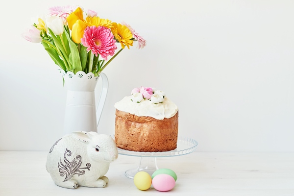 Кулич по-польски easter sweet bread easter cake and multi colored eggs with tulips and a white rabbit - Кулич по-польски
