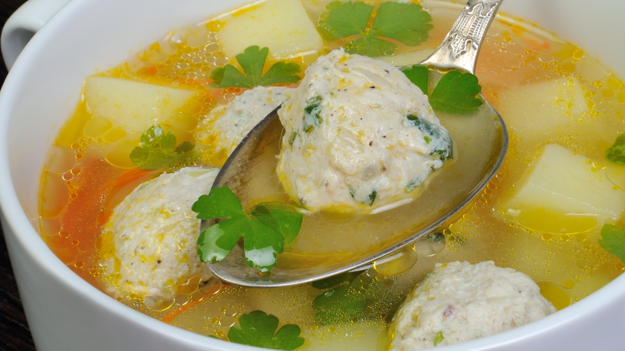 Диетический куриный суп с гречкой и грибами