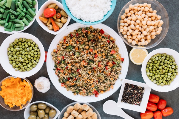 flat lay of dishes with chickpeas and black pepper - Салат из перца, зелёного горошка и риса