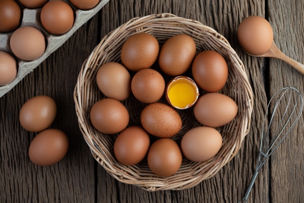 lay eggs in a wooden basket on a wooden floor 1 - Кулич шафранный