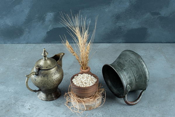 muesli grains in a wooden cup on blue background high quality photo - Библия о пище