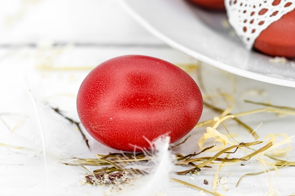 Яйца, крашенные каркаде red easter eggs white plate - Яйца, крашенные каркаде