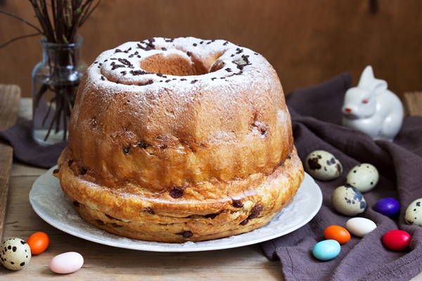 Пасхальный венок reindling german and austrian easter cake in easter decoration rustic style - Пасхальный венок