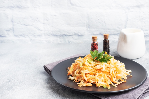 salad of fresh grated carrots and green radish with sauce - Салат из корня сельдерея