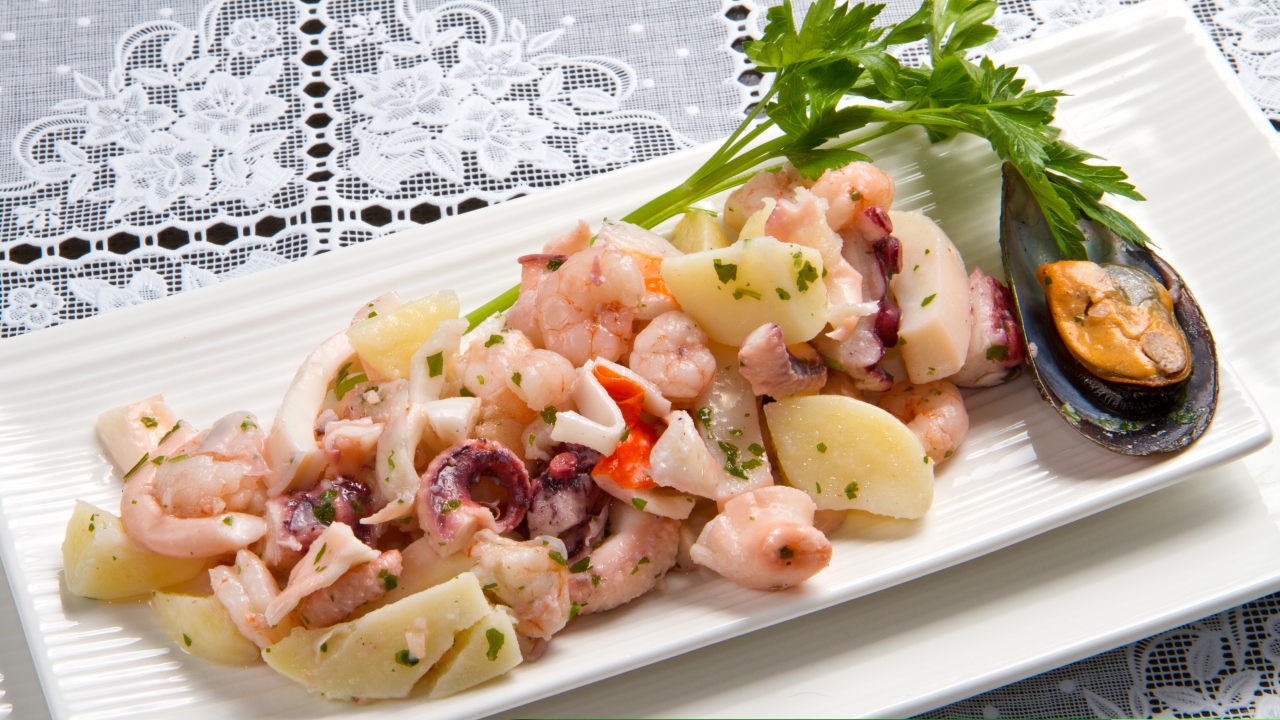 Салат из кальмаров, картофеля и лука seafood salad - Салат из кальмаров, картофеля и лука