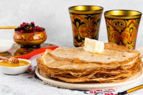 shrovetide maslenitsa festival russian pancakes blini pancakes with honey and jam russian spoons national russian festival russian crepes - Постные гречневые блины на закваске