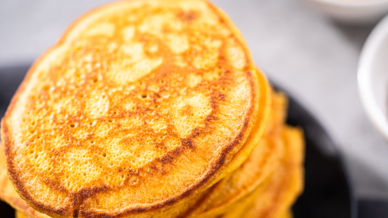 Постные блинцы из манки с луком и морковью Постные блинцы из манки с луком и морковью