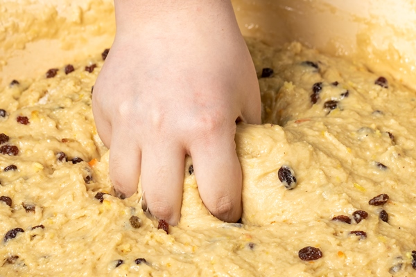 the confectioner prepares the dough bread cakes preparation with flour easter cake 2 - Кулич с апельсиновой цедрой