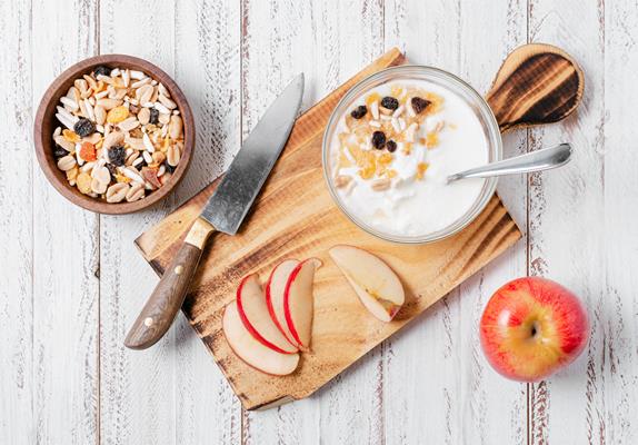 top view healthy breakfast bowl with oats and apple - Творожное суфле