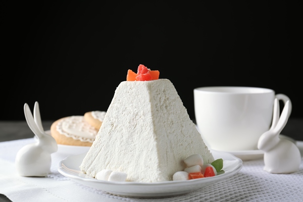 Пасха старинная с ванилью и изюмом traditional curd easter cake on black background 1 - Пасха старинная с ванилью и изюмом
