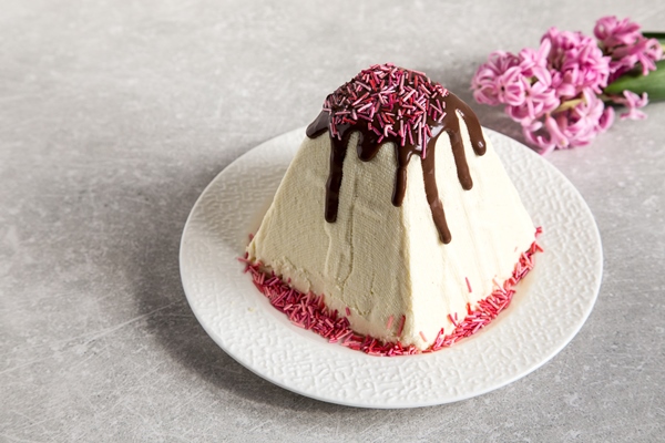 traditional curd easter cake with spring flowers crocus on the light background - Пасха обыкновенная