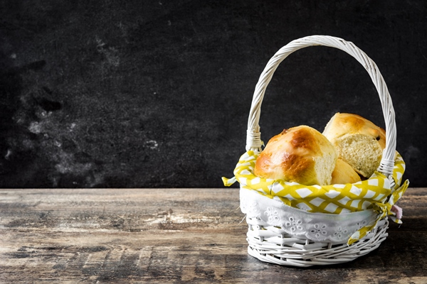 Пасхальные булочки traditional easter hot cross buns in a basket on wooden table - Пасхальные булочки