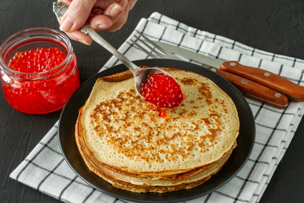 traditional russian crepes blini stacked in a plate with red caviar on wooden background maslenitsa traditional russian festival meal russian food russian kitchen close up - Постные блины кислые на картофельном отваре