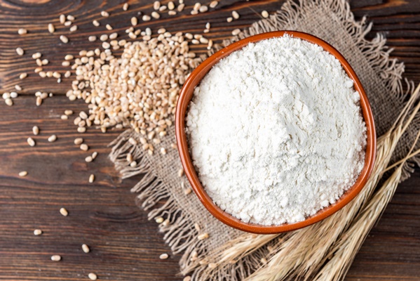 wheat flour on a wooden bowl - Кулич шафранный