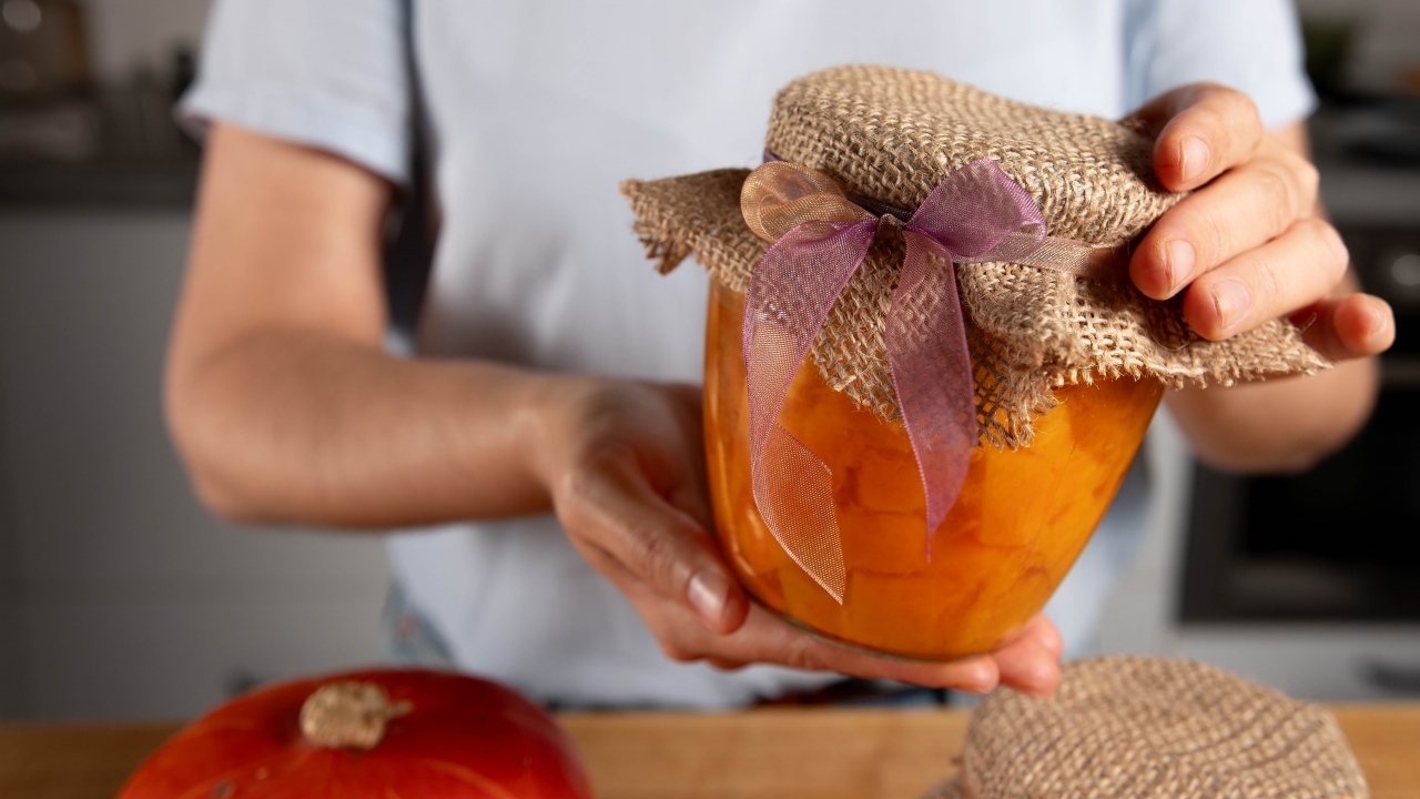 Тыква в сладком маринаде woman farmer with ripe pumpkin - Тыква в сладком маринаде