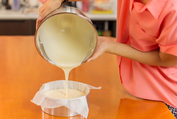 woman pouring cake batter in a cake tray - Баба тюлевая