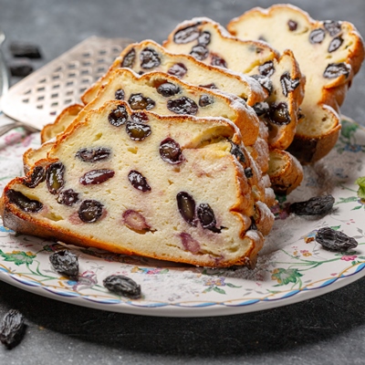 Творожная запеканка с изюмом