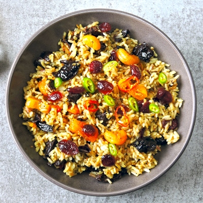 Постный плов с черносливом