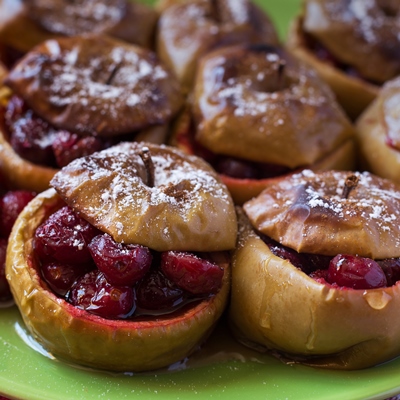 Яблоки печёные с брусникой