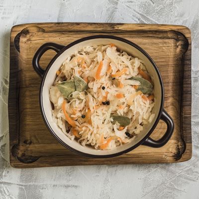 Салат из квашеной капусты с чёрной редькой