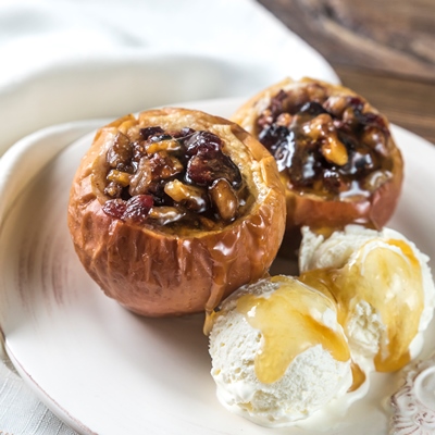 Яблоки с изюмом и орехами