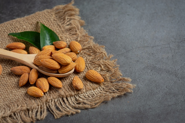 almonds in bowl on dark background - Постные рисовые котлеты