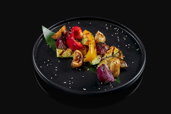 Сладкий перец жареный appetizing salad of grilled vegetables fried zucchini bell pepper red onion mushrooms and cucumber vegetarian warm vegetable salad on a black plate on a black surface - Сладкий перец жареный