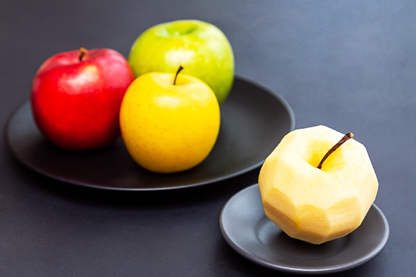 apples green yellow red and apple without peel on a grey background - Фасоль со свёклой и яблоками