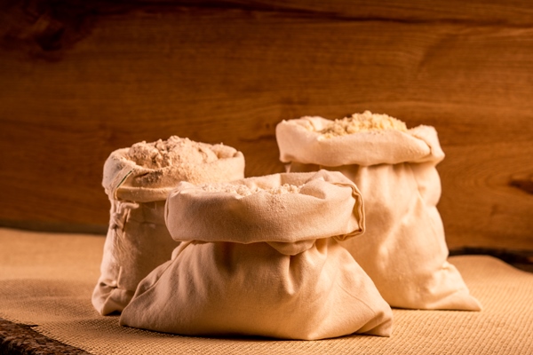 bags of wheat flour in wooden interior - Солод для кваса