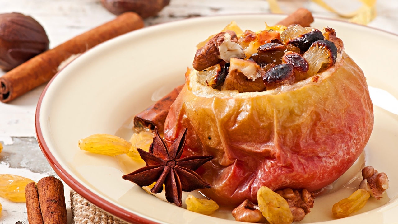 Яблоки с изюмом и орехами