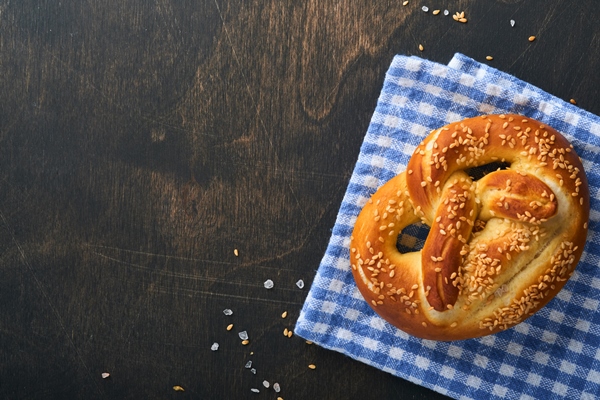 Постный именинный крендель bavarian pretzels and glass of lager beer oktoberfest food menu traditional salted pretzels over old dark wooden background top view with space for text oktoberfest theme - Постный именинный крендель