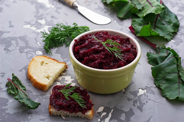 beetroot caviar and toast - Свекольный салат