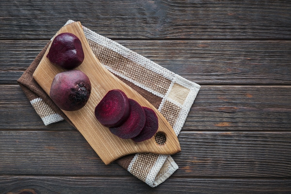 boiled beetroot on wooden cutting board healthy food concept top view - Фасоль со свёклой и яблоками