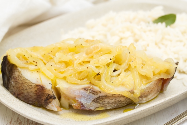 Щука разварная под соусом с картофелем boiled fish with onion and boiled rice on white plate - Щука разварная под соусом с картофелем