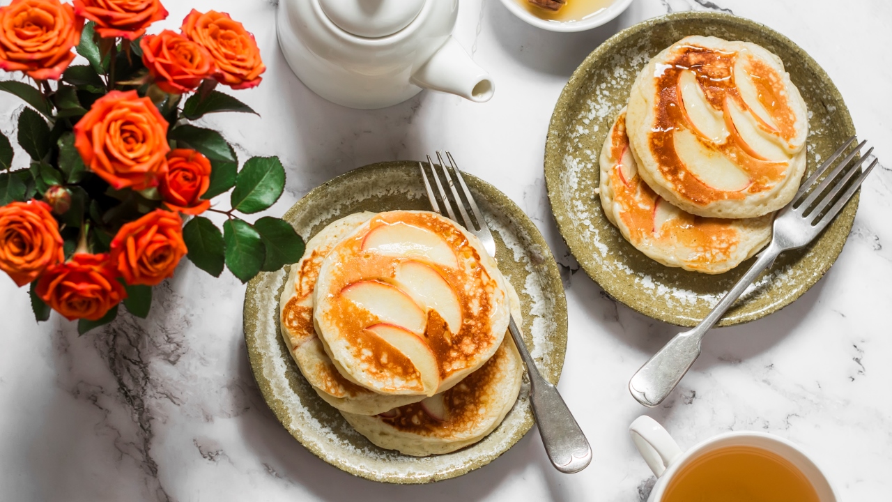 Оладьи постные с яблоками breakfast served pancakes with apples green tea bouquet roses light marble background top view - Оладьи постные с яблоками