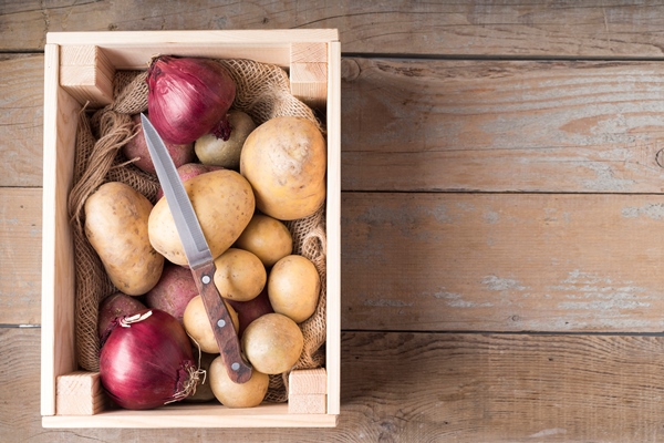 composition raw potatoes wooden box with copy space - Фарш картофельный