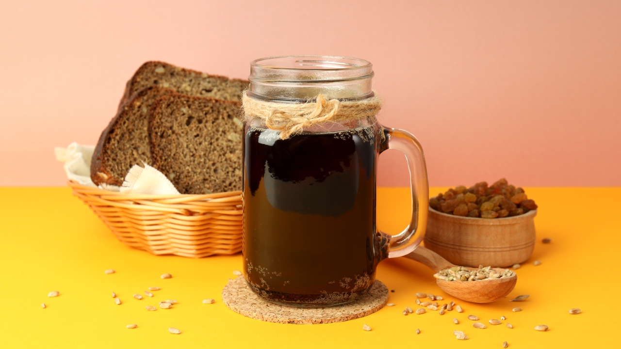 Квас из ржаного хлеба с мятой и изюмом
