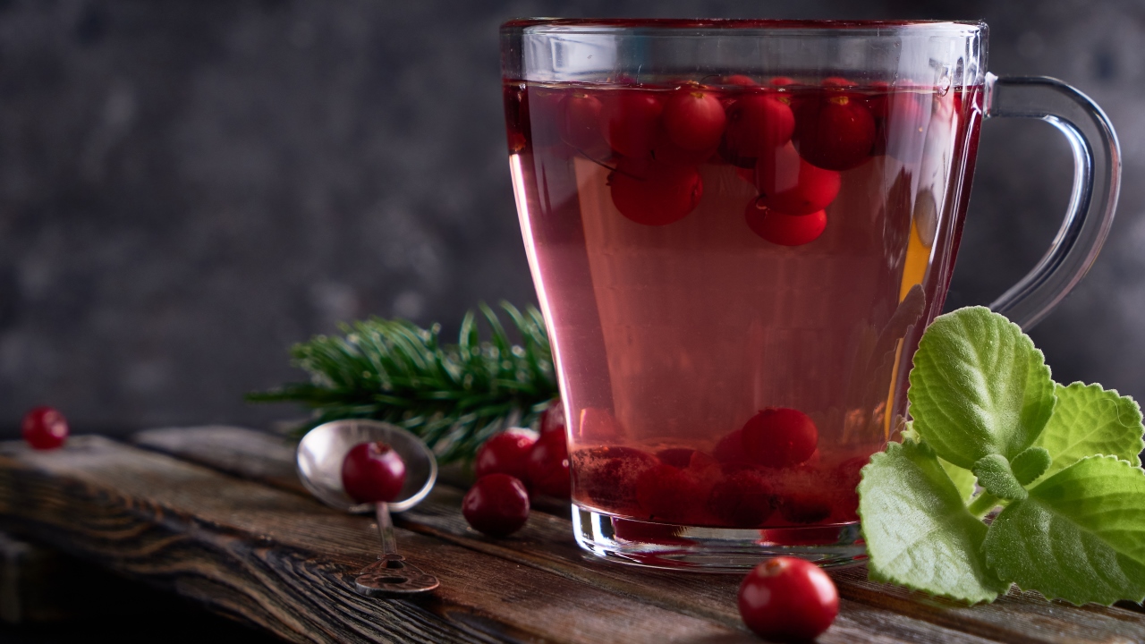 cranberry juice with honey cup cranberries sugar dark wooden table - Клюквенный чай