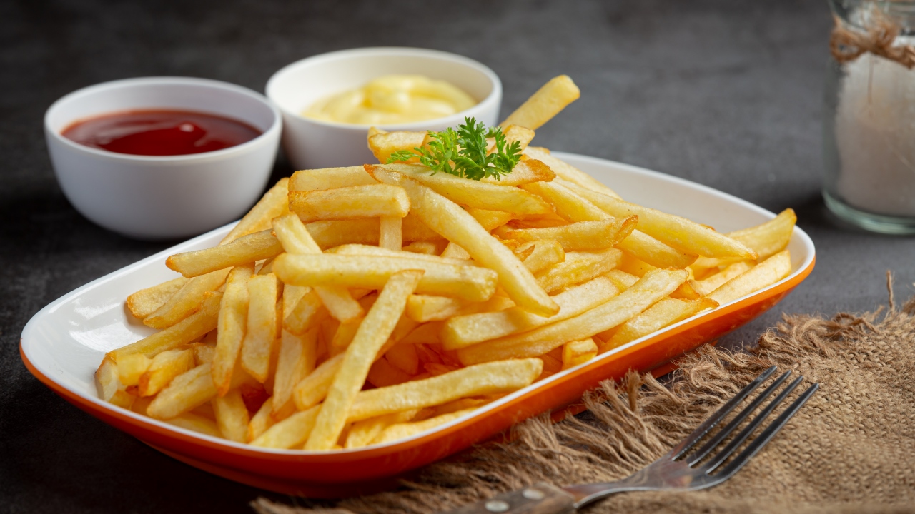 Картофель, жареный во фритюре crispy french fries with ketchup mayonnaise - Картофель, жареный во фритюре
