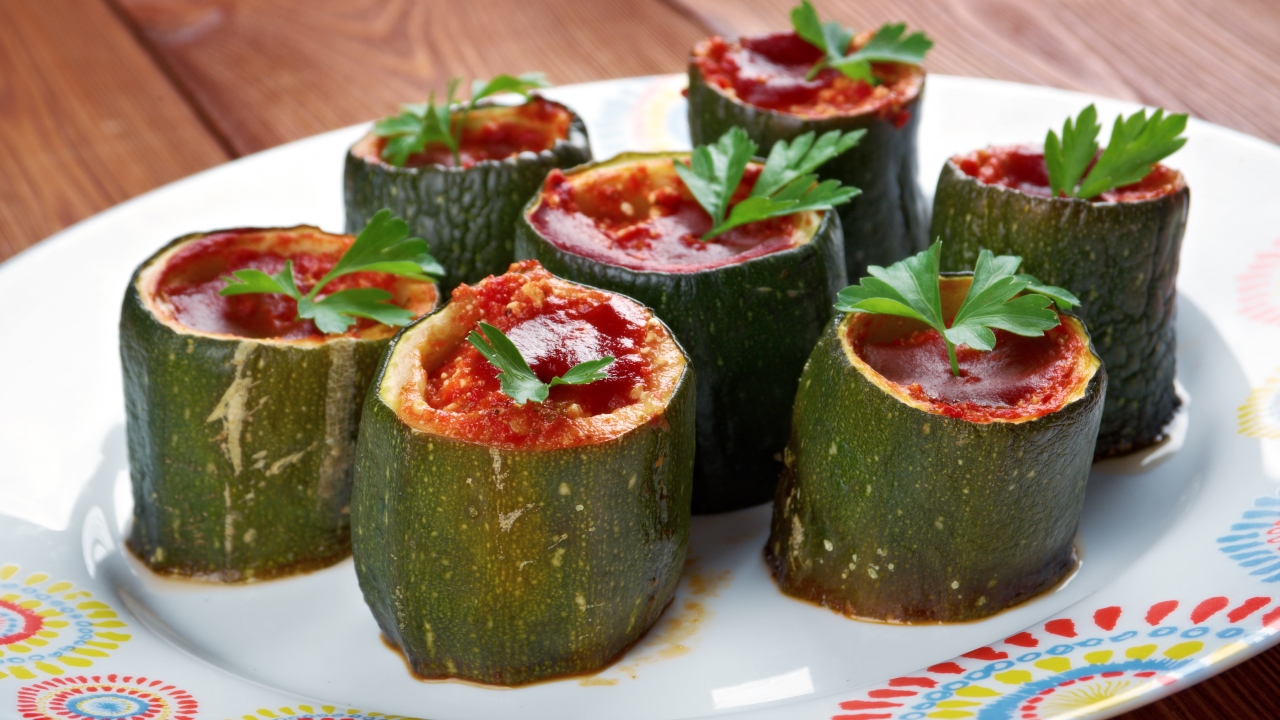 Постные кабачки, фаршированные овощами