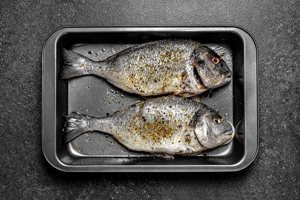 dorado fish raw with spices on a baking tray - Печёная рыба, постный стол