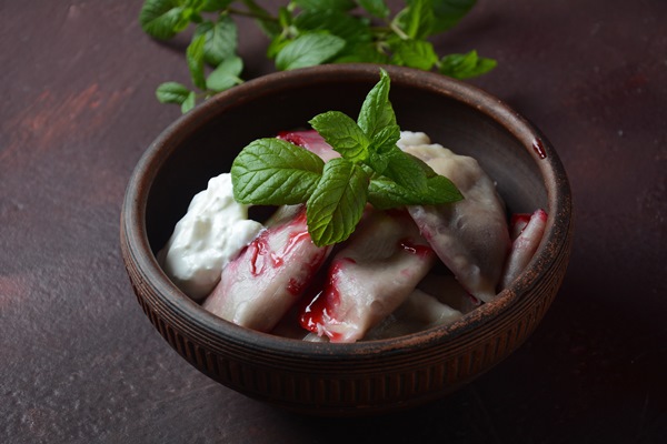 dumplings with cherries sour cream and mint ukrainian russian and belarusian cuisine - Вишнёвые вареники с сиропом