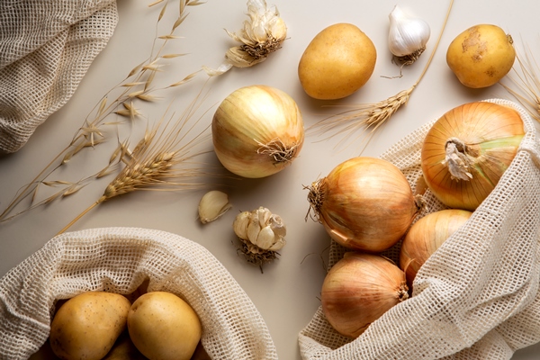 flat lay potatoes and onions arrangement - Пирог с картофелем