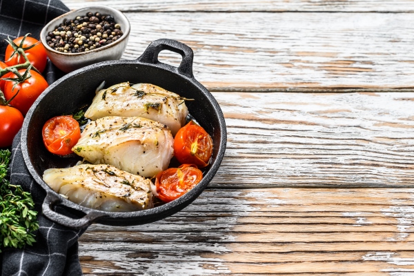 fried cod fish fillet with spice in a cast iron pan white background top view copy space - Рыба по-новгородски, постный стол