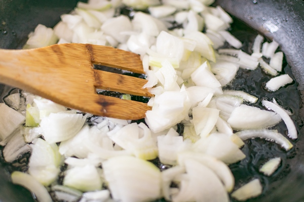 fried onions in a frying pan roasting the chopped onion in oil 2 - Соус грибной постный