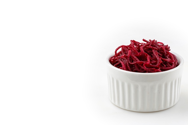 grated beets isolated on white background - Напиток свекольный с сахаром без варки